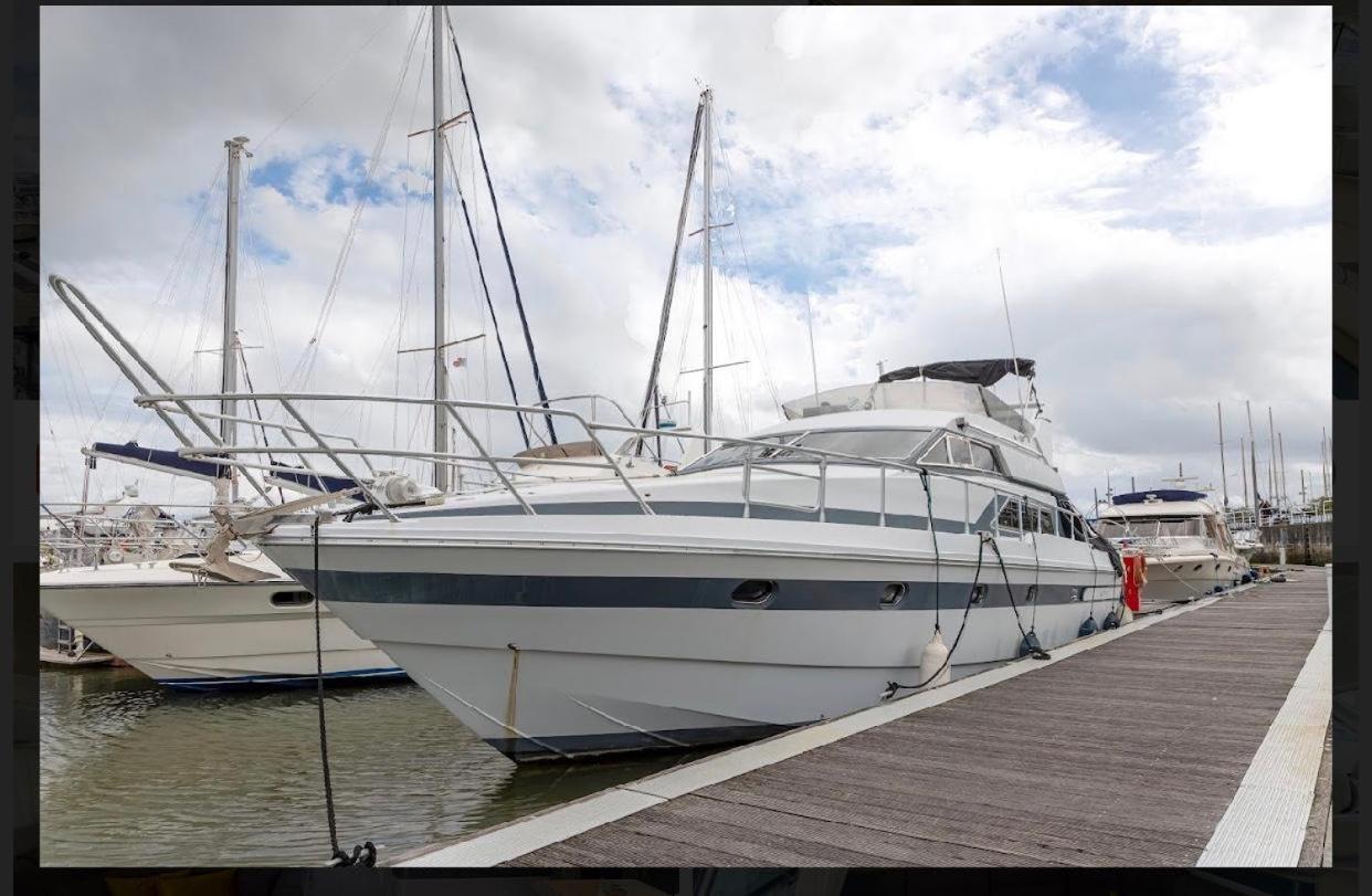 Beautiful And Magnific Yacht Hotel Lisbon Exterior photo